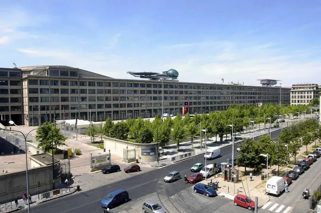 Laboratorio sartoriale Sartoria Surace su Via Passo Buole, vicino a Lingotto, Torino