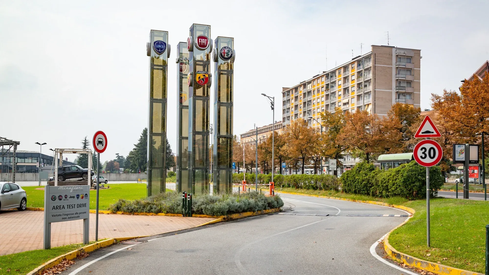 Laboratorio sartoriale Sartoria Surace su Via Passo Buole, vicino a Mirafiori, Torino