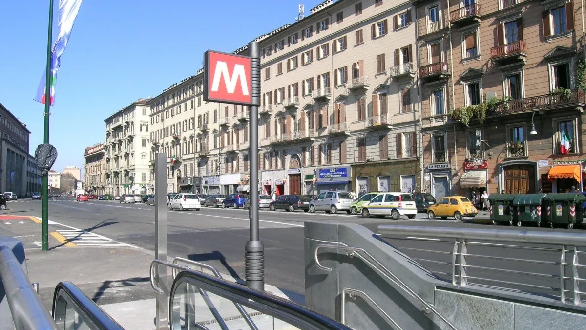Laboratorio sartoriale Sartoria Surace su Via Passo Buole, vicino a San Salvario, Torino